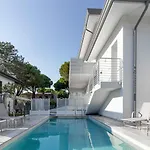 With Pool In 53918 아파트