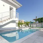 With Pool In 53918 아파트